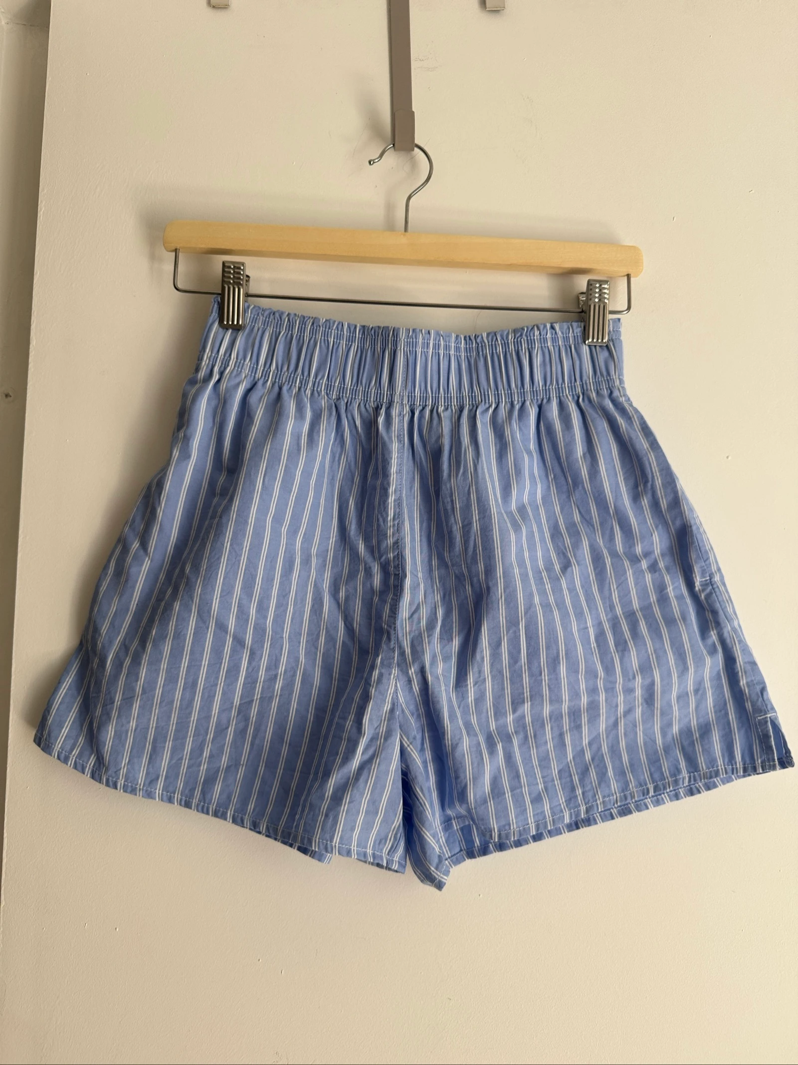Short ample H&M bleu à rayures blanches – Taille XS  